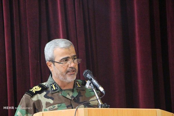 دشمن می خواهد مردم را از صحنه انقلاب خارج کند