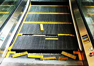 فیلم/ سقوط زن جوان از روی پله برقی