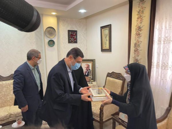 دیدار رئیس بنیاد شهید و امور ایثارگران کشور با خانواده نخستین شهید مدافع سلامت گلستان
