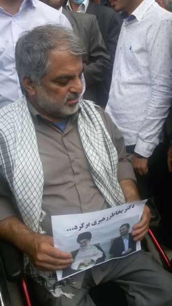 درخواست جانباز ویلچری از احمدی نژاد برای مقام معظم رهبری 