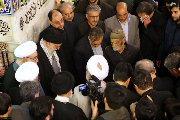 عکس/ پیرمردی که محل دفن آیت الله طبسی را آماده کرد