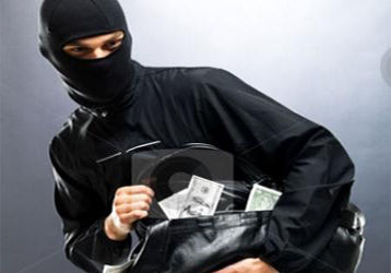 فیلم / حمله‌ور شدن صاحب یک فروشگاه به دو سارق