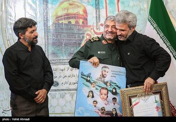 دستی را که فرمانده کل سپاه بوسید + عکس