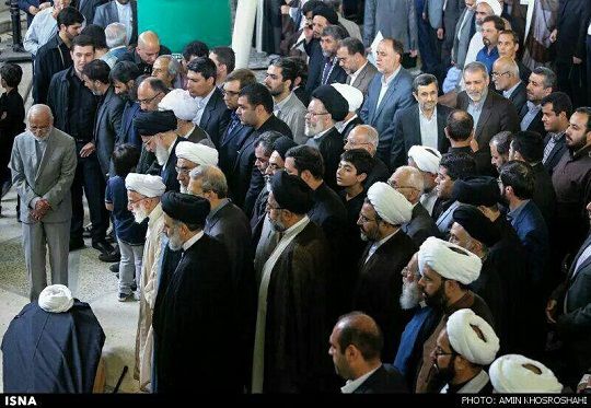 احمدی نژاد جلب اعتماد در مراسم تشییع آیت الله خزعلی را نیز در کارنامه خود ثبت کرد!+عکس