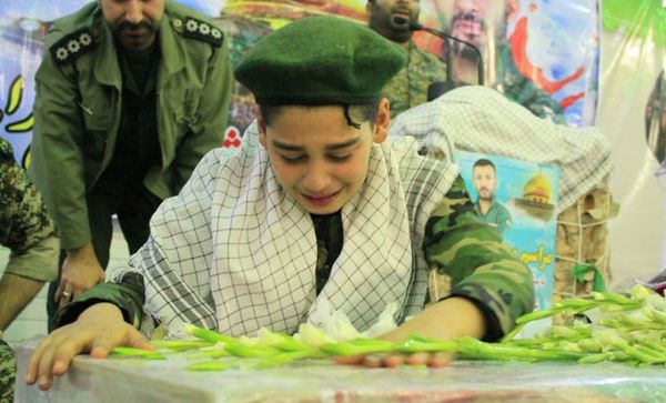 فرزندان شش شهید مدافع حرم گلستان در شب عید نوروز چشم به راه پدر+تصاویر